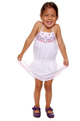 petite fille coquine qui lève sa robe pour danser