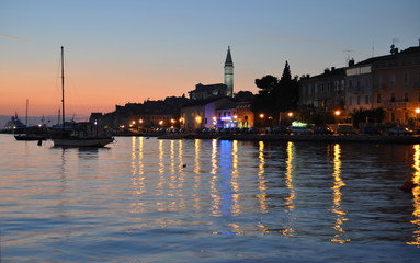 Fototapeta na wymiar Rybackie miasteczko / port w Rovinj w Chorwacji