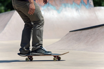 Fototapeta na wymiar Skateboarder na Concrete Skate Park