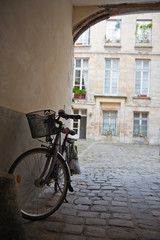 Fototapeta na wymiar Retro bicycle in Parisian courtyard
