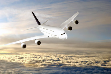 Fototapeta na wymiar Nowoczesny samolot na niebie w pobliżu lotniska.