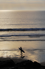 Fototapeta na wymiar Surfer Zachód Silhouette, Cornwall, UK.