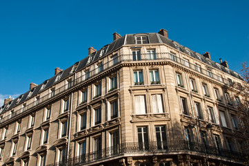 Fototapeta na wymiar Budynek, rue du Louvre w Paryżu