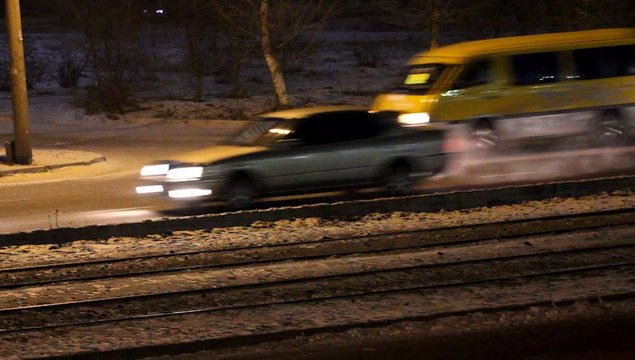 Автомобили на дороге ночью