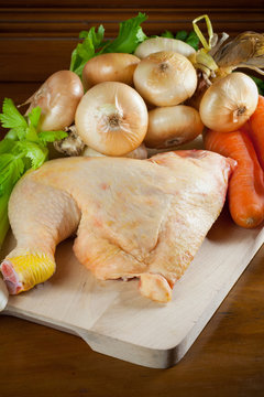Coscia di pollo cruda con vegetali