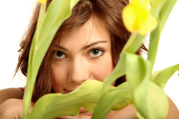Frau zwischen Tulpen