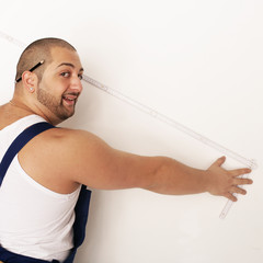 Handwerker mit Stift und Zollstock