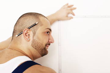 Handwerker mit Stift