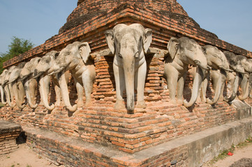 Fototapeta premium elephant statue around pagoda