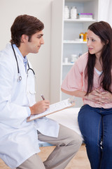 Obraz premium Male doctor talking with patient