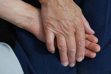Fototapeta premium Hände halten - alt und jung