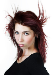 Portrait einer jungen Frau mit fliegenden Haaren