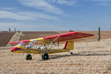 Obraz na płótnie Canvas ultralekki samolot z Jezreel Dolina w tle