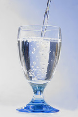 Filet d'eau coulant dans le verre