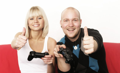 Mann und Frau auf der Couch