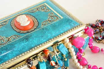 portagioie con collane © Rossella