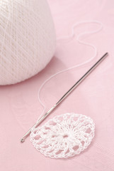 crochet avec debut d ouvrage et bobine de coton