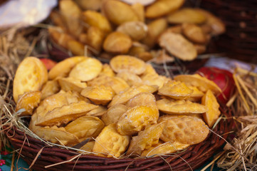 Fototapeta premium serki oscypki w wiklinowym koszyku na starganie