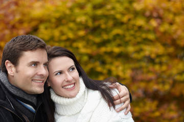 Fototapeta premium Paar im Herbst denkt nach