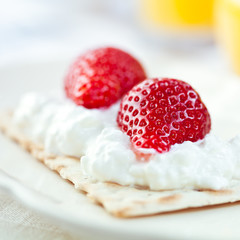 Crispbread with quark and strawberries