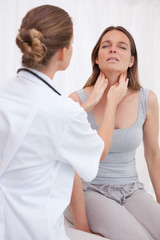 Naklejka premium Doctor examining patients throat