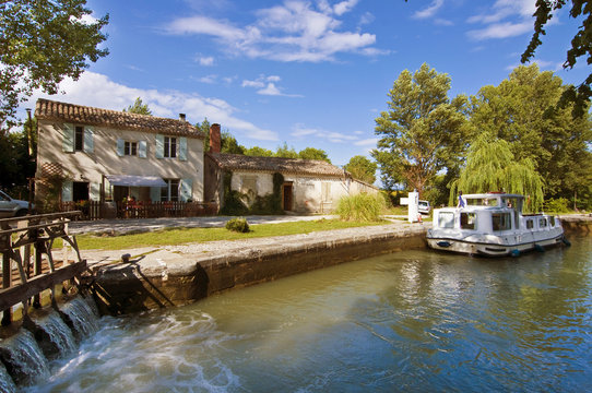 Ecluse Sur Le Canal Du Midi - France