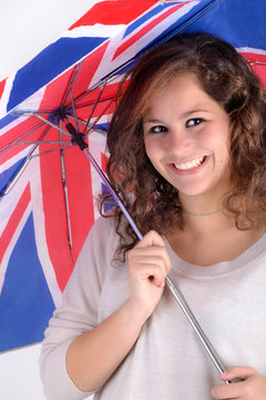 Adolescente souriante sous un parapluie anglais