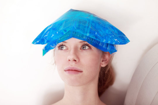 Frau mit Medipack auf dem Kopf