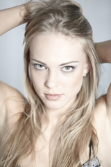Fototapeta premium junge blonde frau liegt im bett