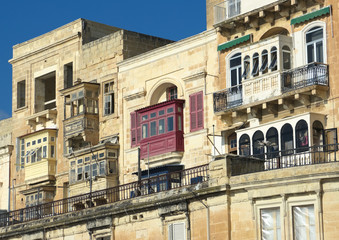 Fototapeta na wymiar Barokowe fasady i balkonów w Valletta tradycyjne ulicy
