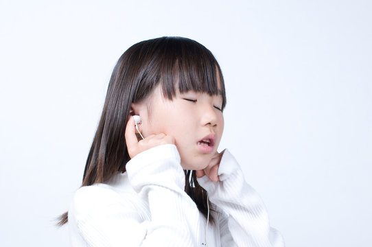 音楽を聴く女の子