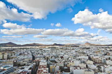 Obraz premium view to Arrecife and the volcanos of Lanzarote