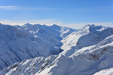 Fototapeta na wymiar Góry w śniegu w zimie. Alpy. Sölden. Austria