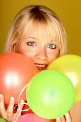 Blondine mit Luftballons