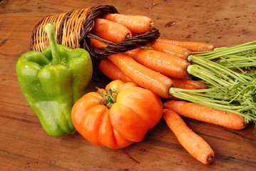 UN PEPERONE UN POMODORO E CAROTE