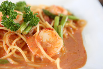 linguine pasta with shrimps in tomato sauce