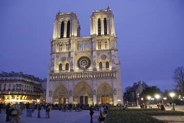 Fototapeta na wymiar Notre Dame w Paryżu, by Night