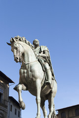 Fototapeta na wymiar Statua Cosimo Medici w Boże Narodzenie we Florencji we Włoszech