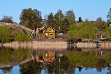 Fototapeta na wymiar Dom wiejski w pobliżu jeziora na Białorusi