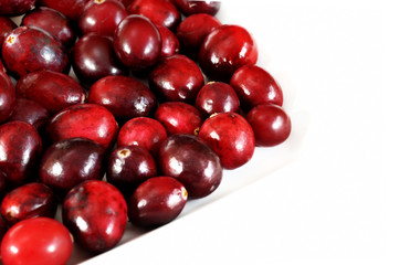 owoce świeżej żurawiny na białym tle