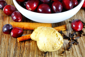 świeża żurawina, imbir, cynamon i goździki
