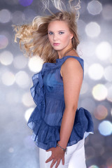 Fashion Frau mit fliegenden Haaren und Glanzlichter Porträt