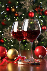 Glasses of red wine in front of Christmas tree - 37510870
