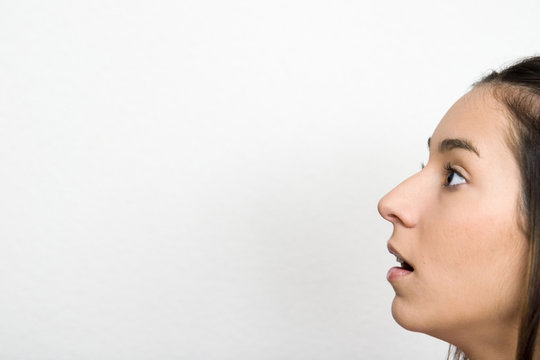 chica con mirada asustada