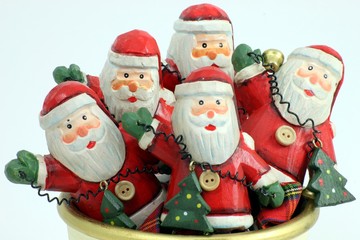 Weihnachtsmänner aus Holz schauen aus Tasse