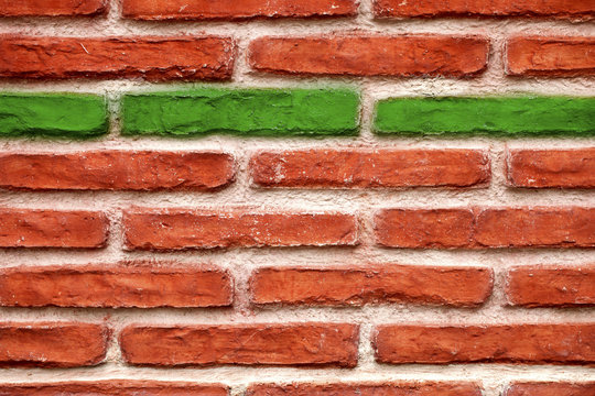 Backsteinwand Mauer mit grünem Stein