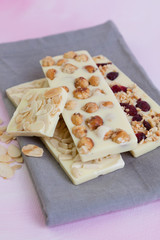weiße Schokolade mit Nüssen