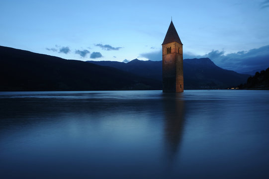 Reschensee lake, lago di resia