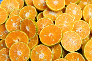 Gordijnen Verse sinaasappelvruchten plakjes achtergrond © suthiwat