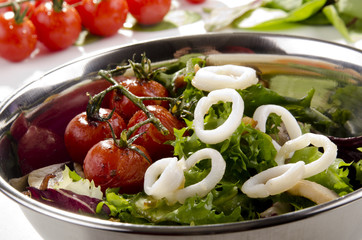 gegrillte Tintenfischringe mit Tomaten und frischem Salat